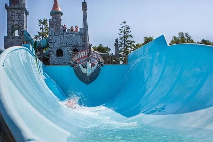 En färgglad vattenpark med flera vattenrutschbanor på Kneippbyn Resort Visby, en populär turistattraktion för rekreation och nöje.