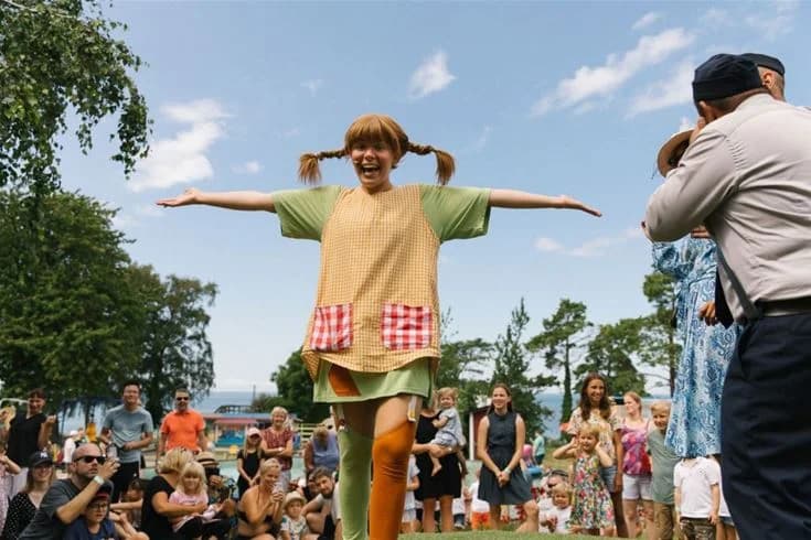 En somrig dag på Kneippbyn Resort Visby där barn och vuxna njuter av semesteraktiviteter och underhållning i solen.