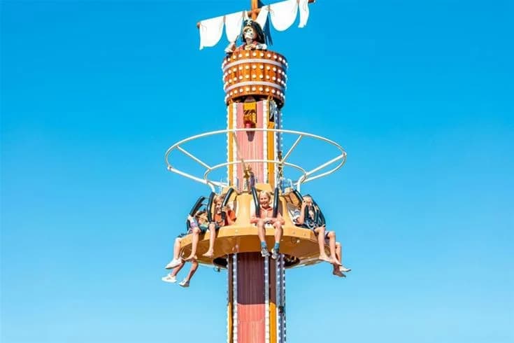 En färgglad attraktion på Kneippbyn Resort Visby, med glada besökare som njuter av en dag fylld med lek och nöje i en livlig nöjespark.