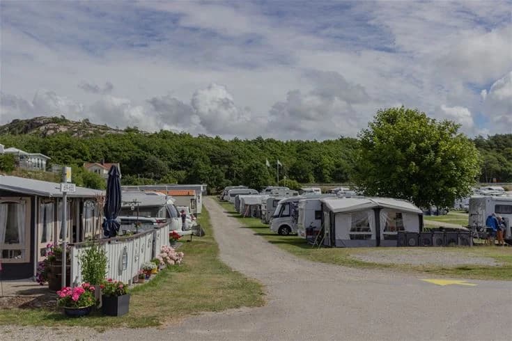 En parkering i Grebbestadfjorden med flera husbilar och en lastbil.