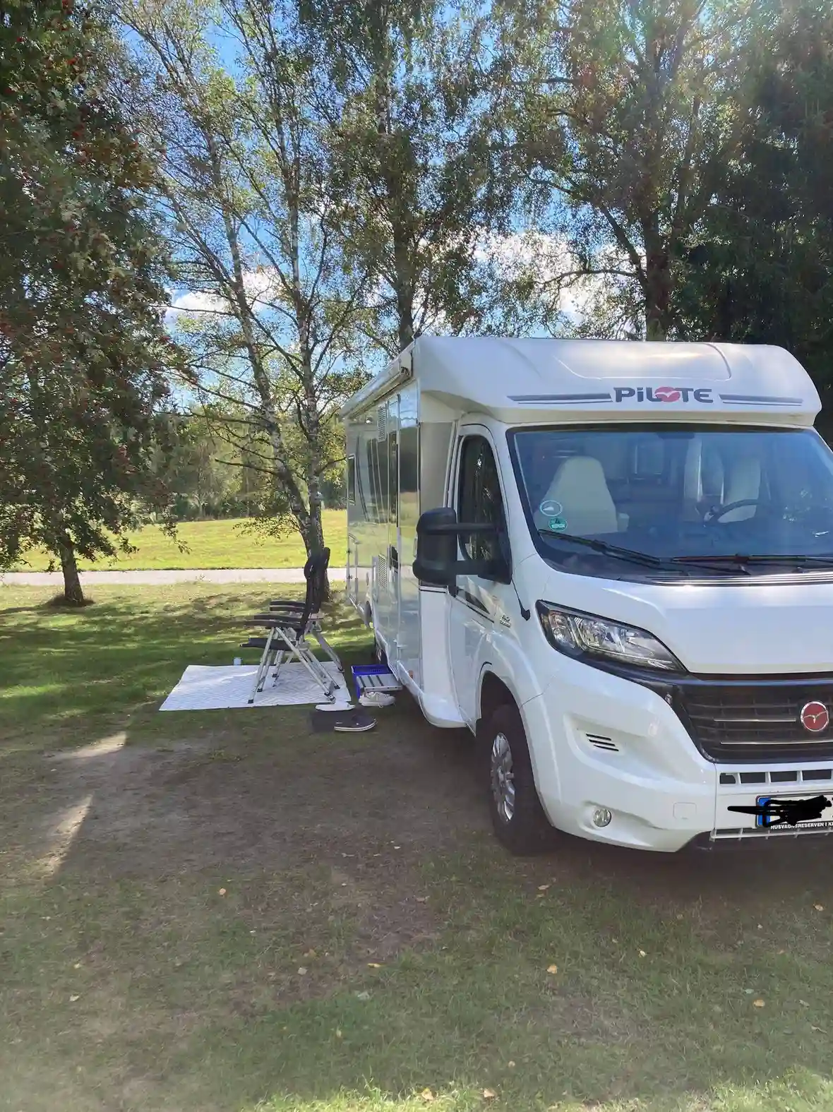 En husvagn och en husbil parkerade vid Gålö havsbad.