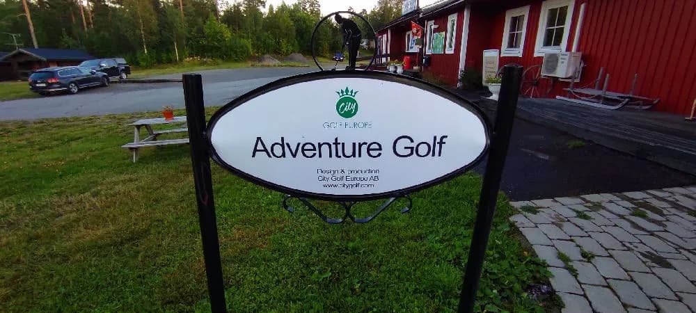 En naturskön campingplats med tält och husvagnar omgivna av grönska, perfekt för avkoppling och fritidsaktiviteter.