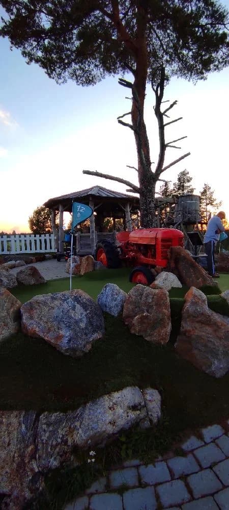 En trevligt anordnad campingplats med välskötta gröna ytor och omgivande naturlandskap.