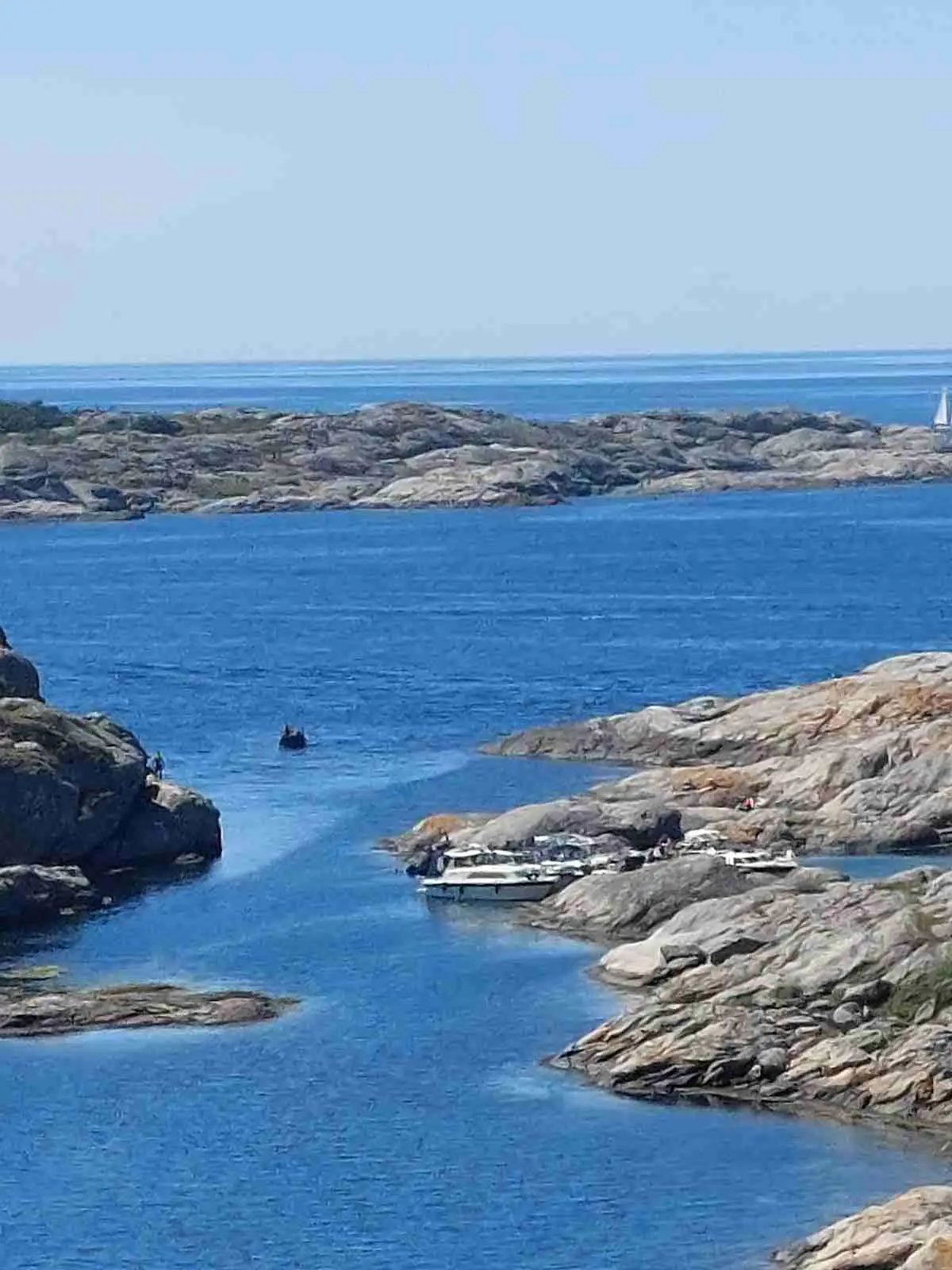 En naturskön kustutsikt vid Marstrands Familjecamping med klippiga stränder och glittrande havsvatten.