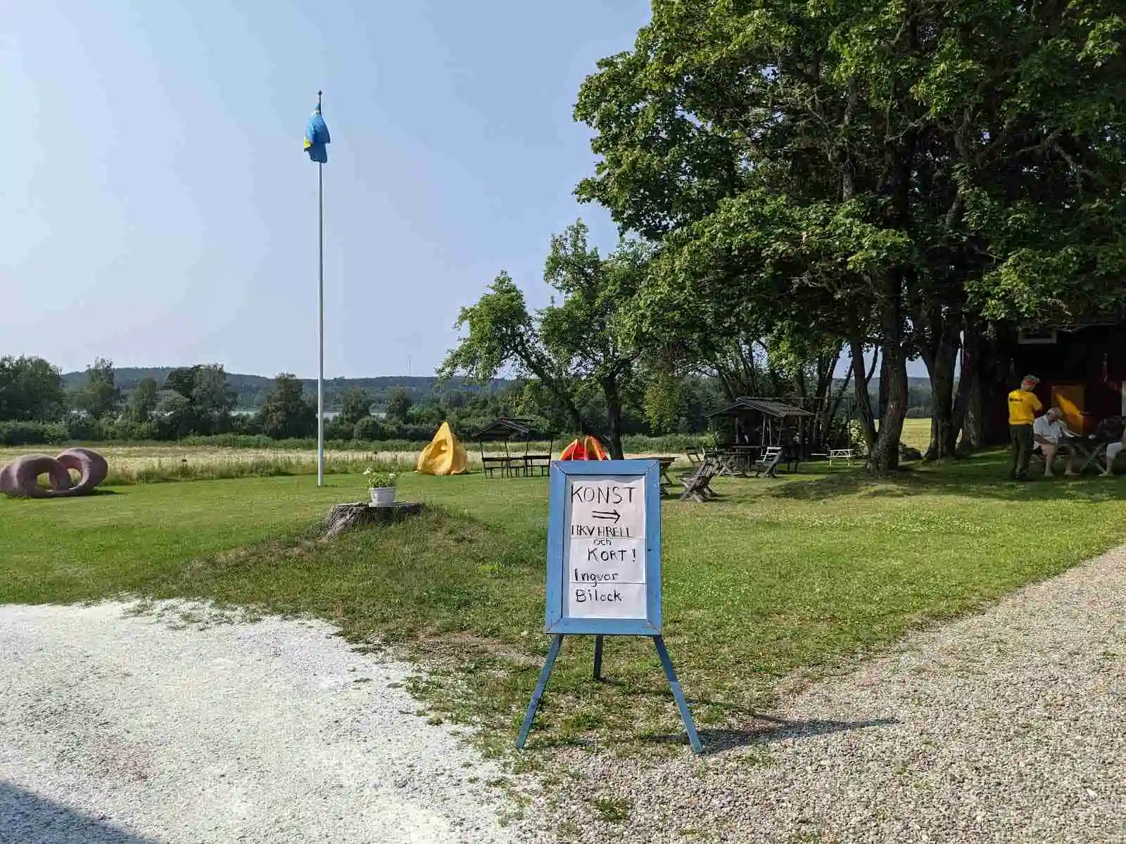 En grönskande park med öppna gräsmattor och campingområden, perfekt för rekreation och utomhusaktiviteter vid Vreten kursgård.