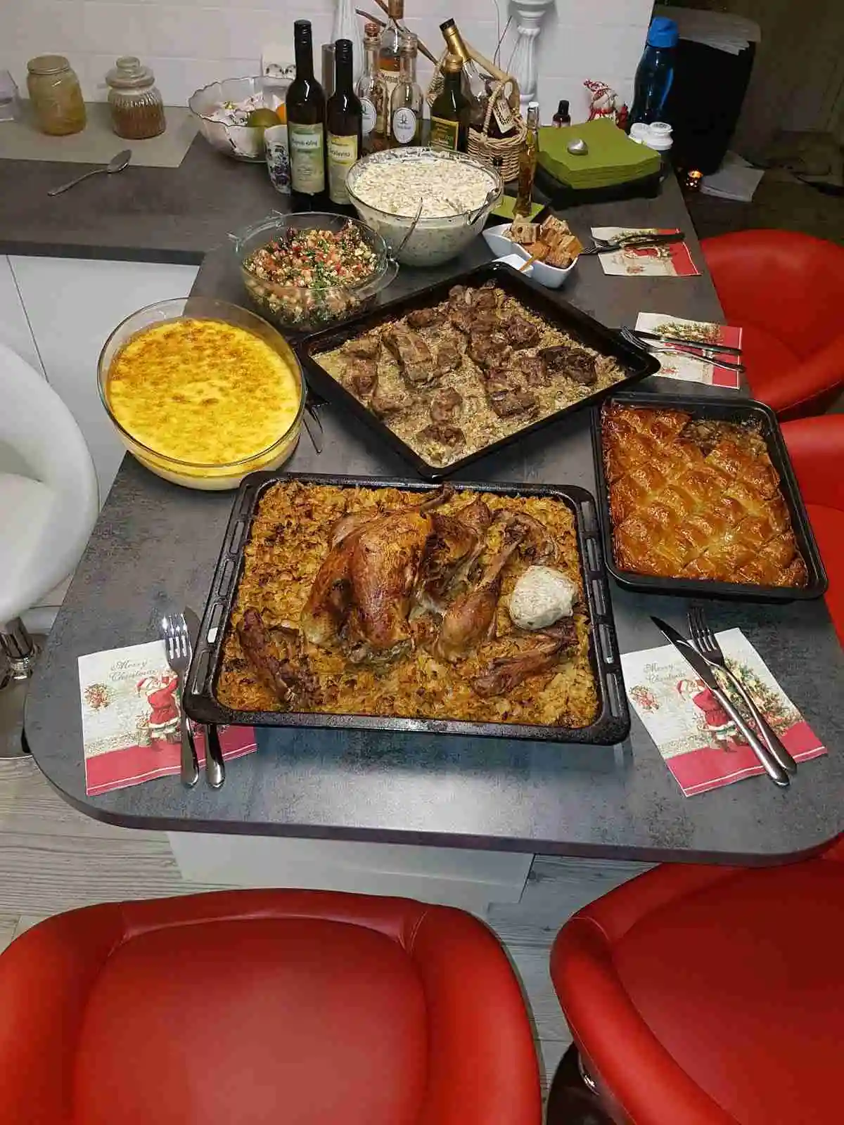 En välkomnande bild från Rödlix Hostel & Camping, där ett rustikt bord dukats upp med hemlagad mat. En mängd olika rätter med kött och andra ingredienser presenteras inbjudande på porslinstallrikar, vilket ger en känsla av hemtrevlig komfort och gästfrihet.