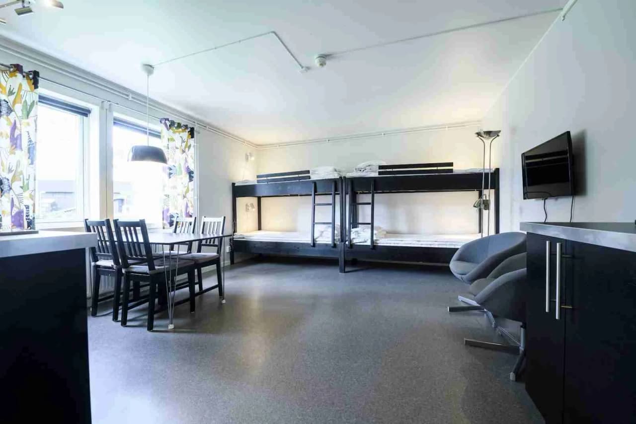 En modern och rymlig campingstuga med ljus inredning, innehållande säng, möbler och ett modernt takljus, belägen på Östersunds camping.