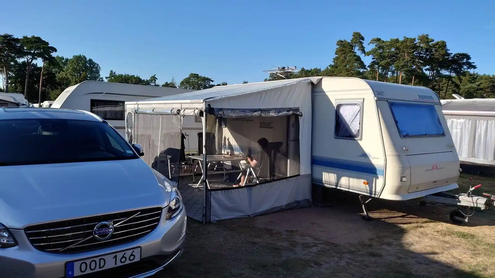 En husvagn och en minibuss står parkerade bredvid varandra på Borrbystrand camping.