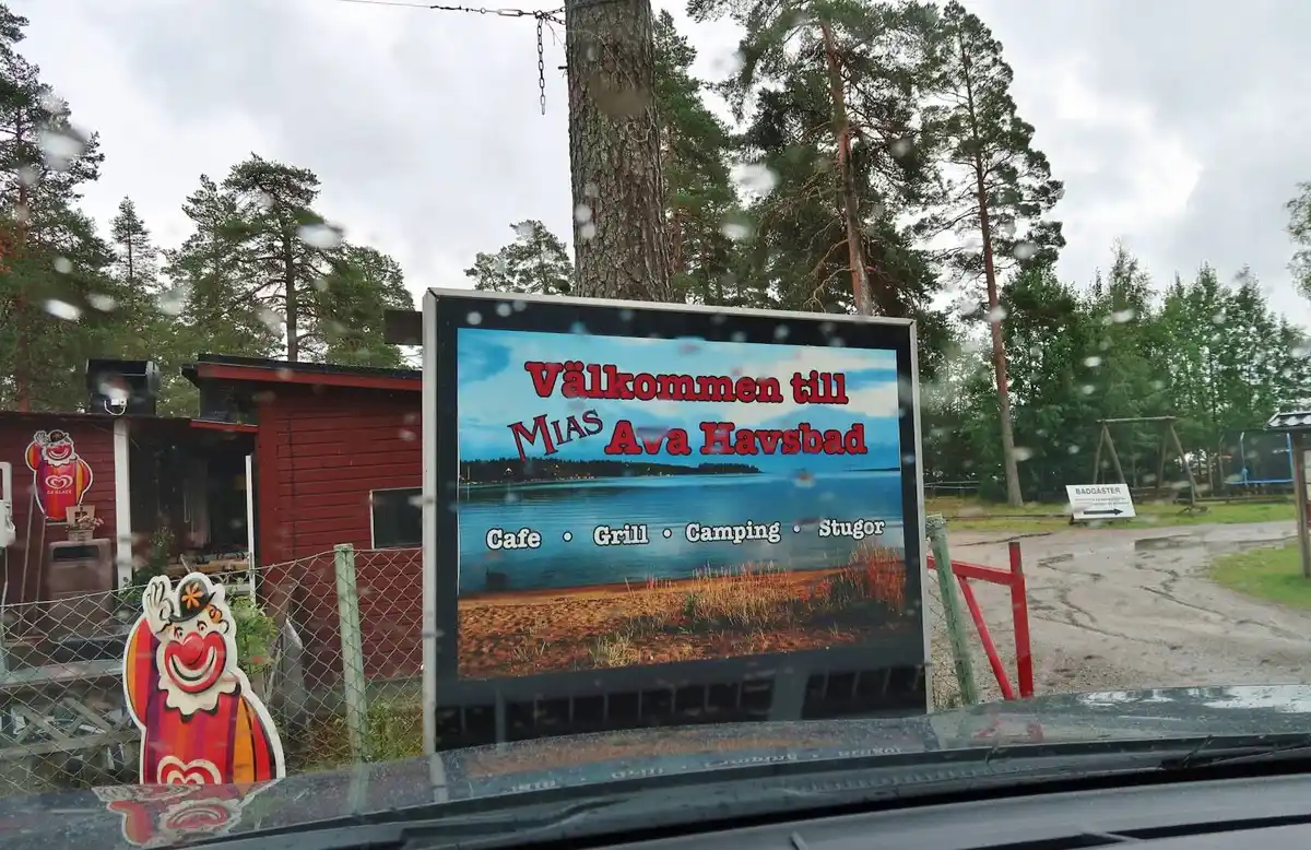 En reklamaffisch som annonserar Ava havsbad och camping, med färgglada bilder och text som lockar besökare till denna naturnära destination.