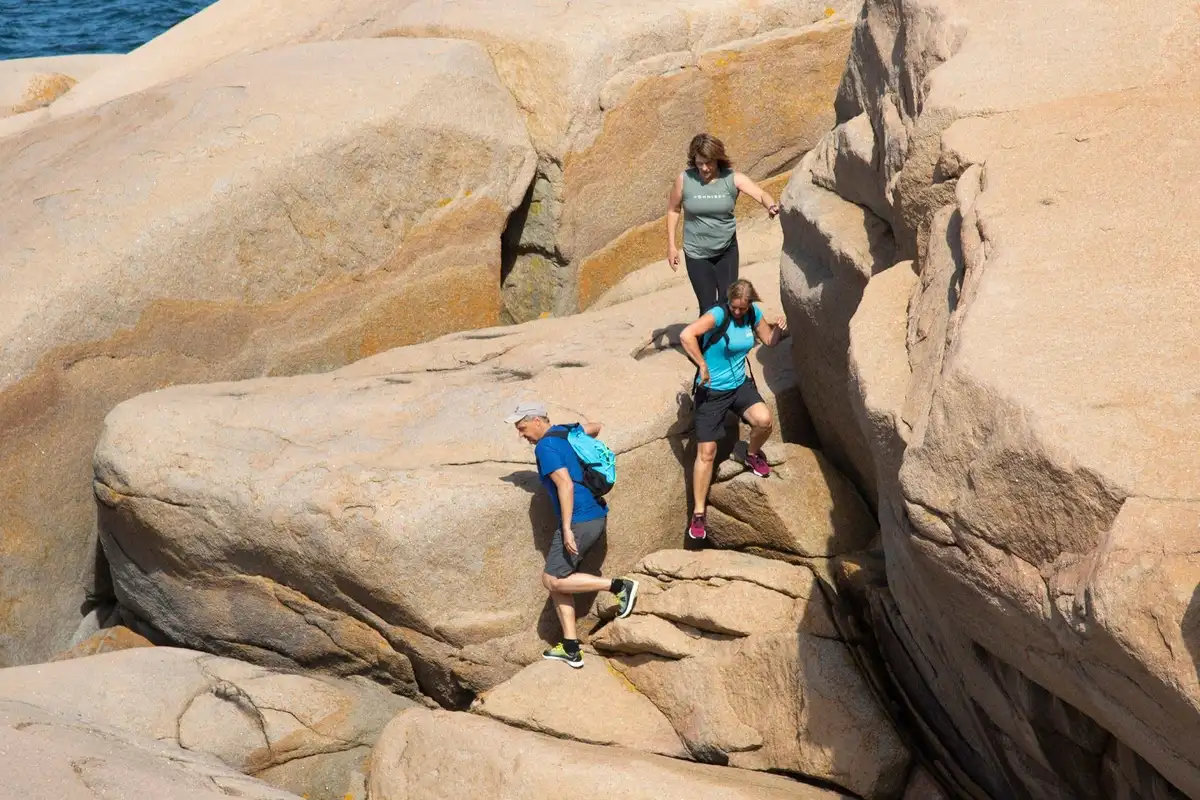 En vidsträckt klippformation med mäktiga bergsblock och spännande geologiska formationer. Perfekt för äventyr och friluftsliv vid Ramsvik Stugby & Camping.