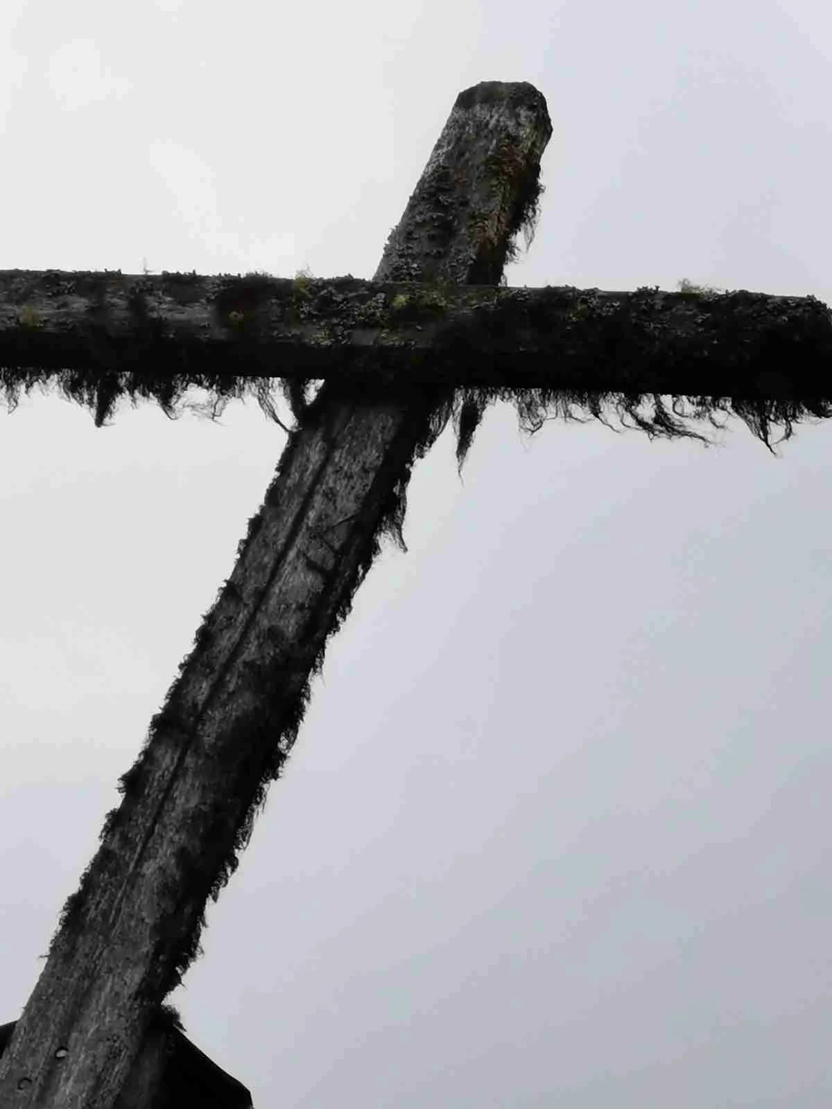 Alt-text: Ett stillben med ett religiöst kors som symboliserar andlighet, fotograferat mot en enkel bakgrund på Vemdalens camping.