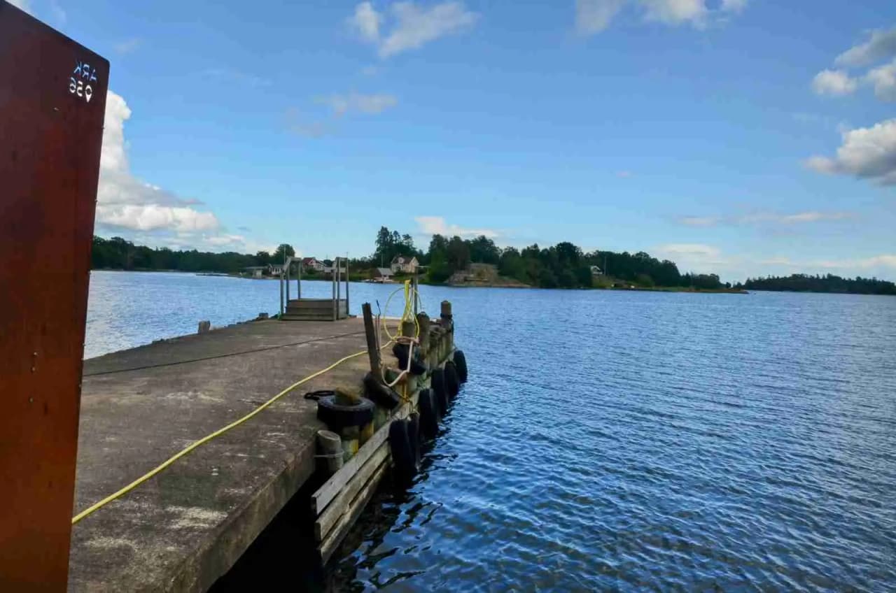 En lugn himmel speglas i ett rofyllt vattendrag vid campingplatsen My Camping Tredenborg.
