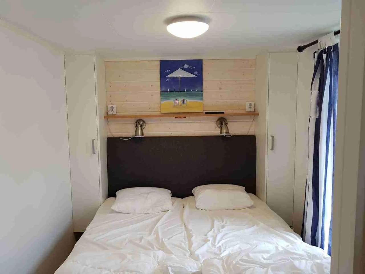 En mysig och välkomnande sovplats på Ronneby Havscamping, med en träinspirerad inredning. Avslappnad atmosfär med säng, sängkläder och ett trägolv som ger en varm känsla till rummet.