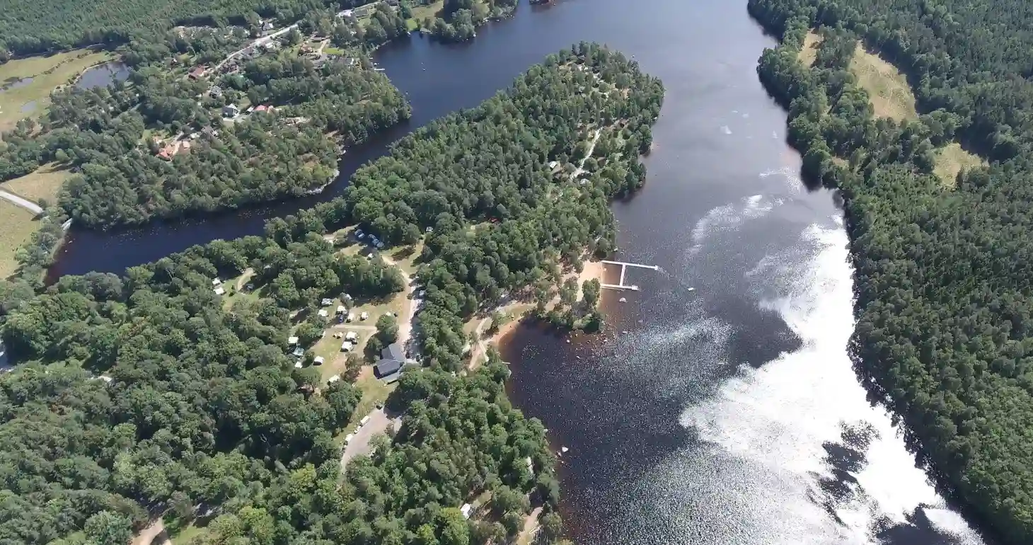 Långasjönäs Camping: Upplev naturens lugn, äventyr & komfort i hjärtat av ett förtrollande naturreservat. Välkommen!