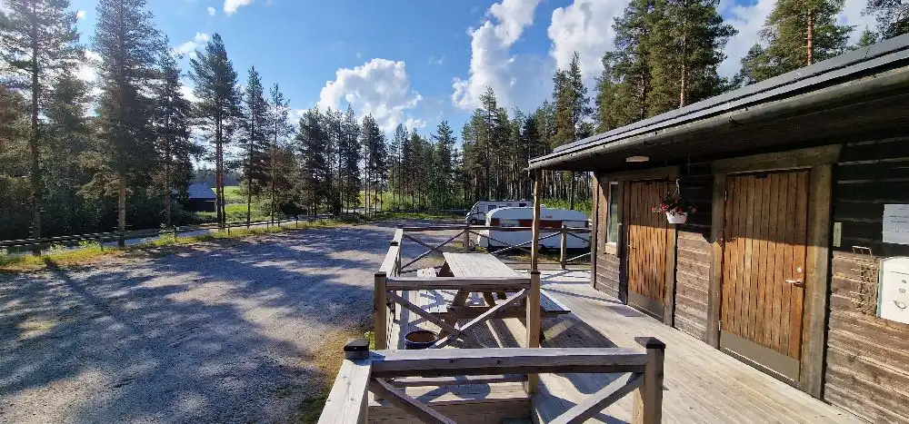 Bjurholms camping: Din reträtt för avkoppling och äventyr, vid Öreälvens lugna strand. Upptäck naturens magi!