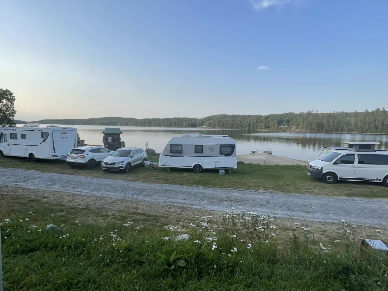 Upplev naturens lugn och äventyr på Gröne Backe Camping & Stugor – där komfort möter storslagen västsvensk natur!