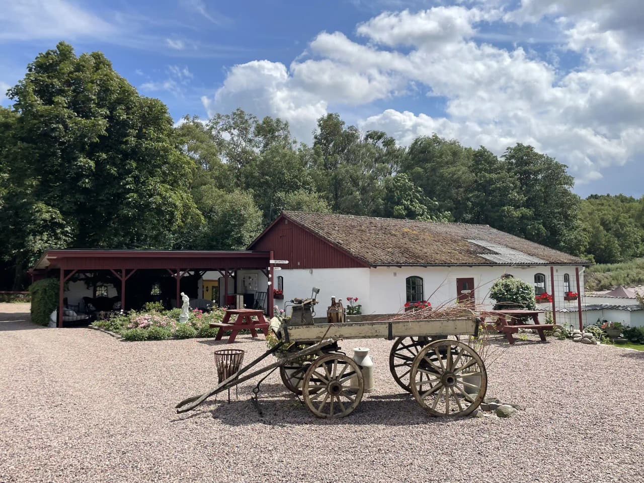 Husargården: Din fridfulla oas i Skåne för avkoppling, äventyr och minnesvärda stunder i naturen.