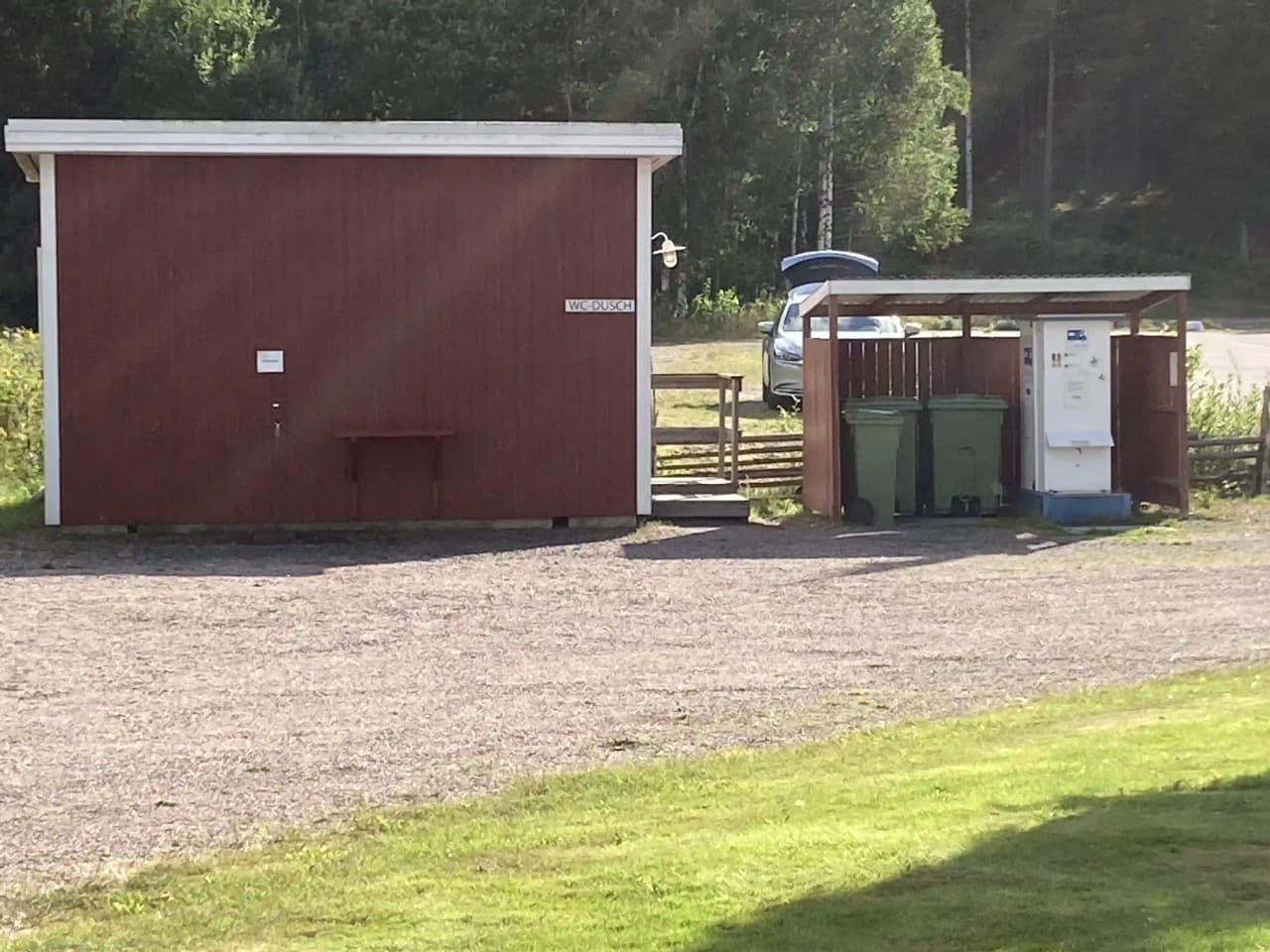 Upplev Smålands natur, bekväma stugor och äventyrliga aktiviteter vid natursköna Lovsjöbadens camping!