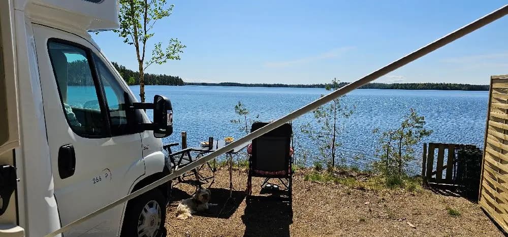 Upplev Sveriges natur och kultur på Revelbadets Camping – en vacker, modern oas vid sjöarna i Tivedens skogar.