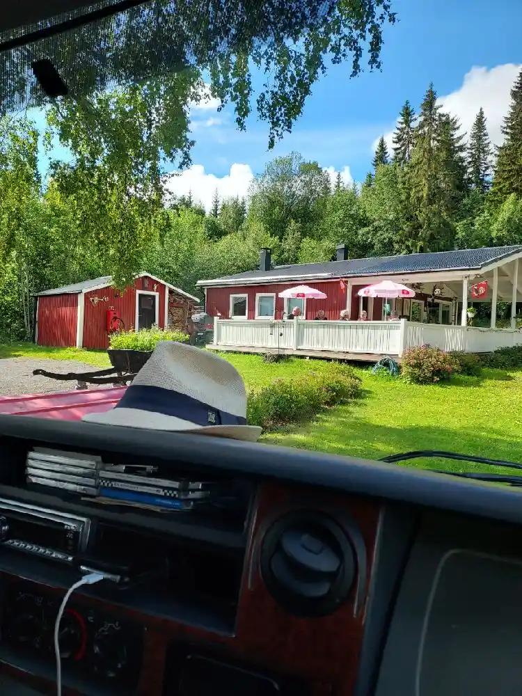 Hammarstrands camping: En fridfull tillflyktsort vid Indalsälven, med bekvämt boende och äventyr i en magisk naturmiljö.