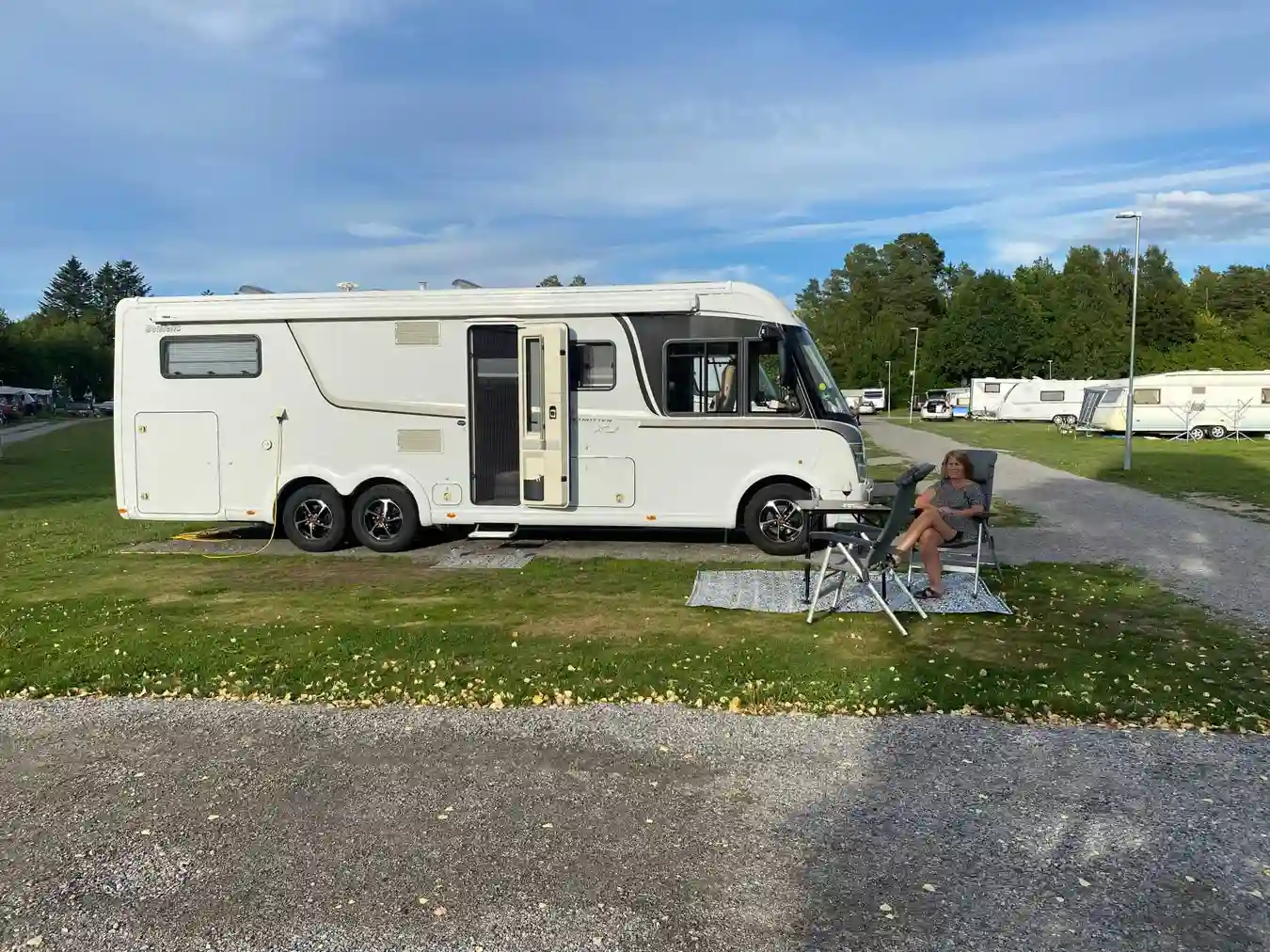 Upptäck Mälarbadens camping: avkopplande natur, mångsidigt boende och oändliga äventyr vid Mälarens strand!