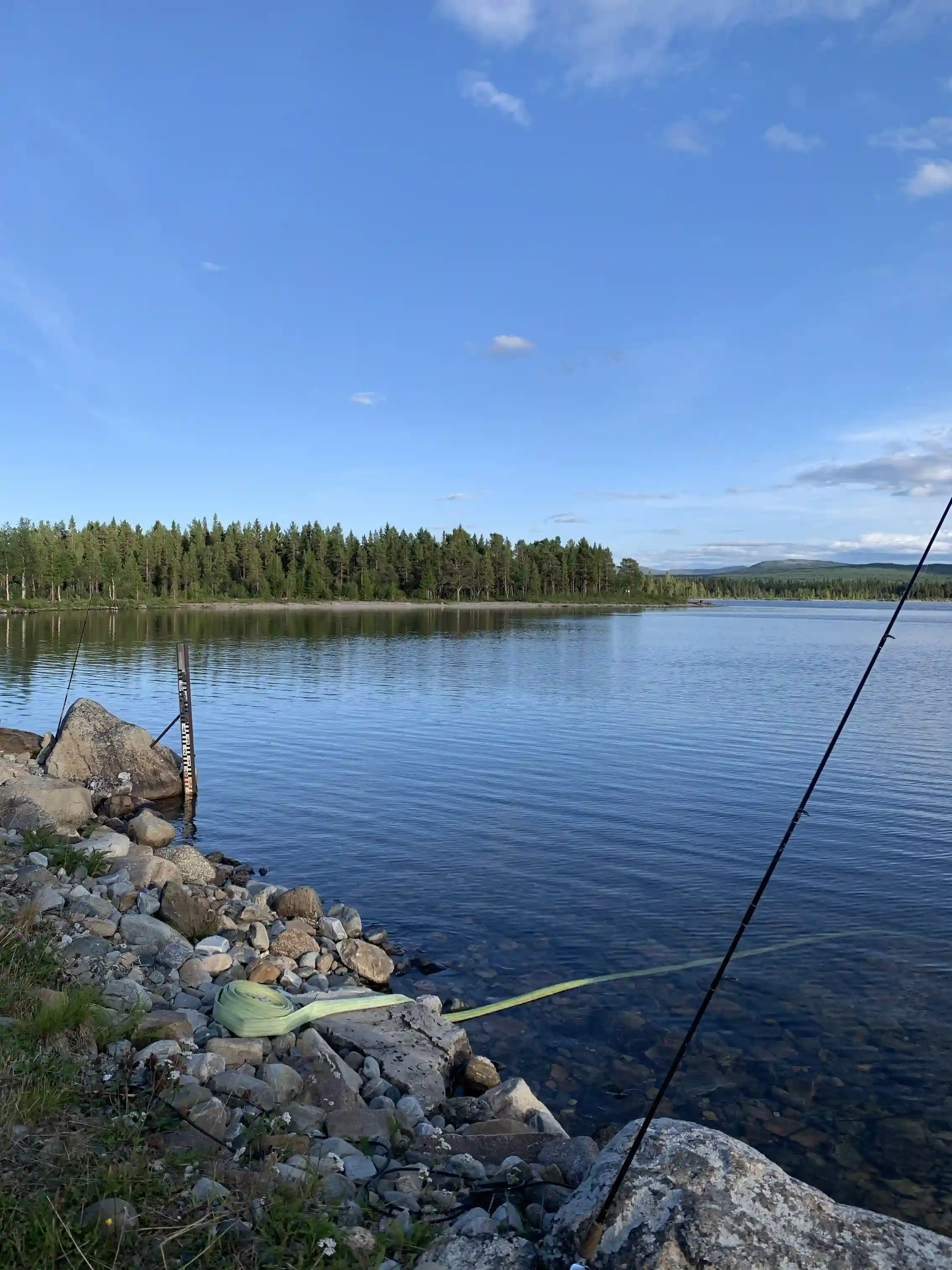 Äkta naturupplevelse vid Utansjön: Rustikt boende, storslagna landskap, och hjärtlig gemenskap mitt i svensk vildmark.