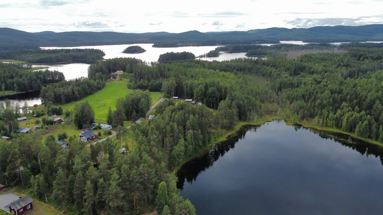 Upptäck Rossön camping: din tillflyktsort för minnesvärda äventyr i Jämtlands orörda natur, vid sjöar och fjäll.