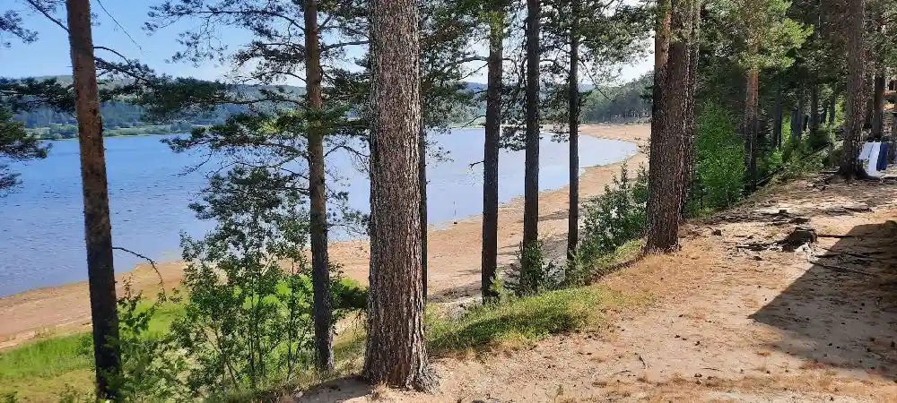 Upptäck lugn och äventyr vid Ljusdals Camping vid vackra sjön Växnan – där natur och komfort möts!