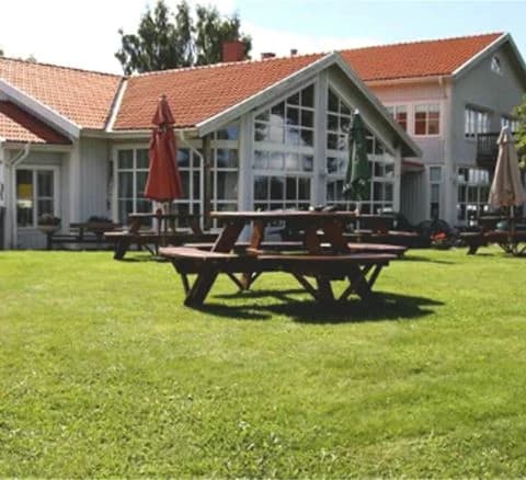Vakna vid Vätterns skönhet på Villa Björkhagen – camping och boende i Jönköping för alla säsonger. Boka ditt äventyr!