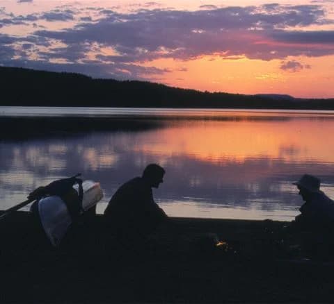 Klarälvens Camping: återknyt med naturen i Värmlands vildmark, unika aktiviteter och avkopplande oas vid älvens skönhet.