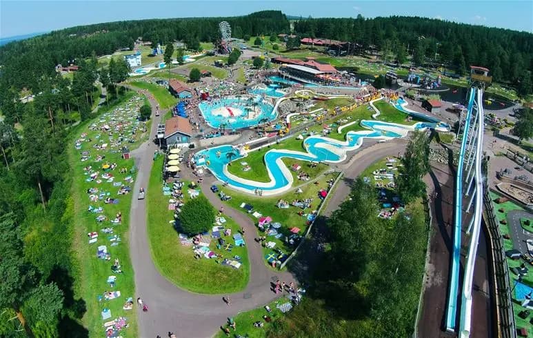 "Upptäck magin vid Siljans strand på Leksand Resort – Sveriges femstjärniga familjecamping med äventyr och avkoppling året runt!"