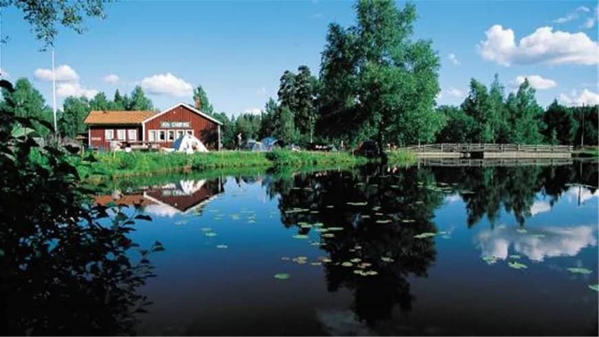 Upplev vildmarken på Glaskogens camping, med naturens lugn och äventyr runt varje hörn.