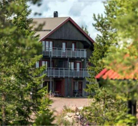 Orsa Grönklitt: En harmonisk campingupplevelse i Dalarnas natur, från äventyr till avkoppling, året runt.