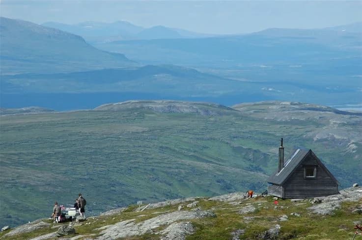 Utforska fjällens skönhet på Vålågårdens Värdshus & Camping – en magisk tillflykt i Vålådalens hjärta.