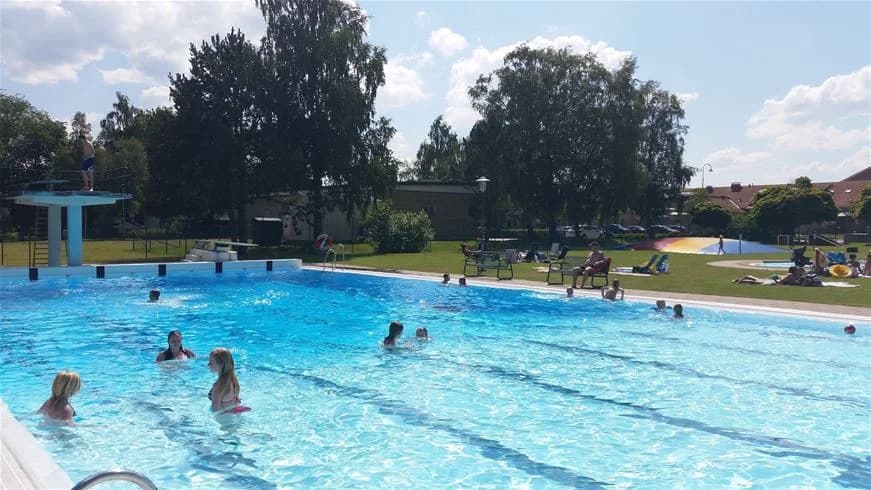 Nossebro bad & camping: En naturnära pärla med aktiviteter för alla, året runt. Njut av pool, vandring och gemenskap!