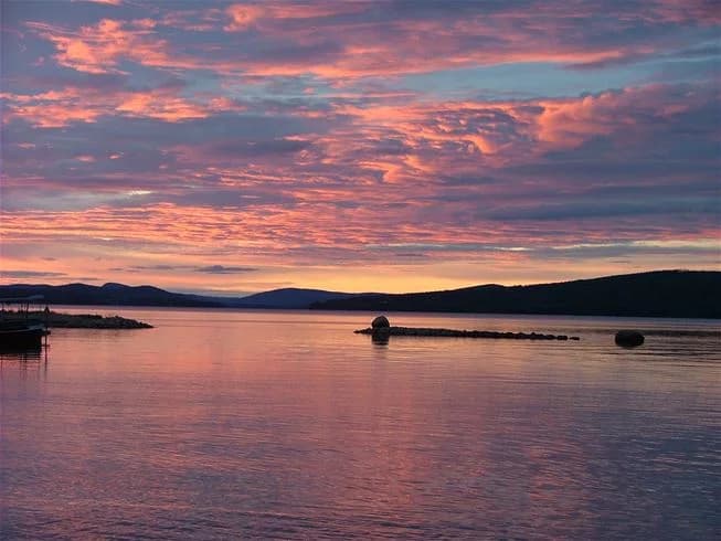 Upptäck Hälsinglands magi vid Orbadens camping – äventyr, ro och avkoppling intill Ljusnans glittrande strand!