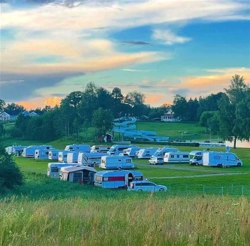 Upplev naturens lugn och äventyr på Sannabadets Camping i Fjugesta—perfekt för hela familjen! 🏕️✨