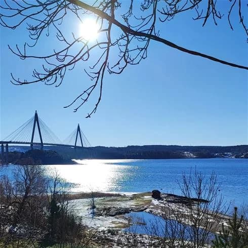 Idyllisk camping vid hav och skog, 8 km från Uddevalla. Njut av badstränder, vandring och boende för alla i Bohusläns hjärta.