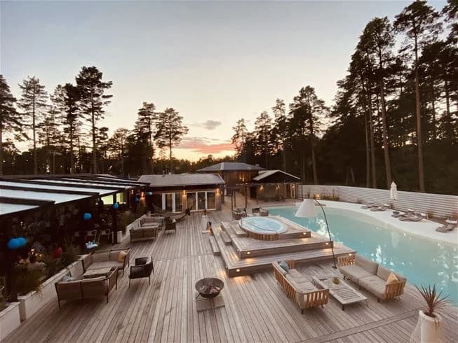 Hölick Havsresort: en magisk tillflykt vid Hornslandets kust med natursköna äventyr och lyxigt boende mitt i naturens skönhet.