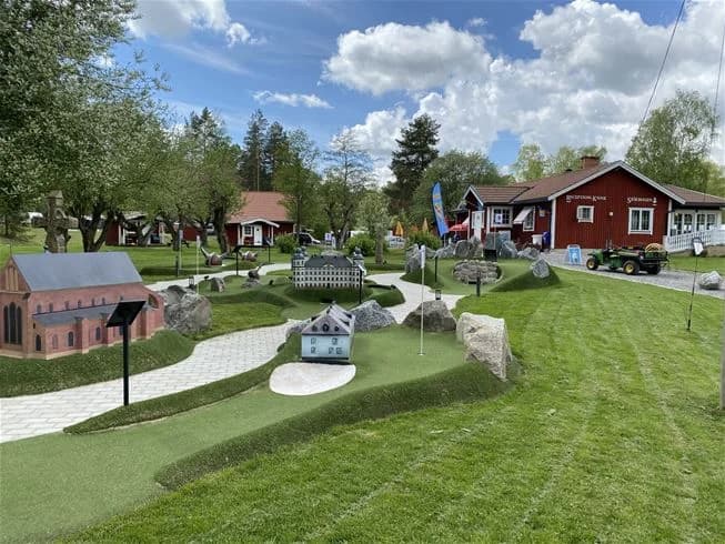 Naturskön camping vid Mälaren med rik historia, mysiga boenden och kulinariska upplevelser. Perfekt för avkoppling och äventyr!