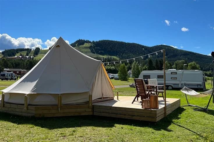 Upplev äventyr och avkoppling vid Kläppens camping, en naturnära oas vid Västerdalälvens strand i vackra Dalarna.