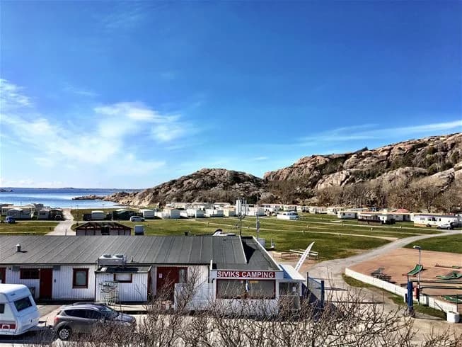Njut av natursköna Siviks camping, med havnära äventyr, barnvänliga stränder och bekvämt boende nära Lysekil!