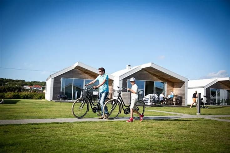 Apelvikstrand: Upplev havets lugn och Varbergs puls vid en camping som förenar modern komfort med kustens skönhet.
