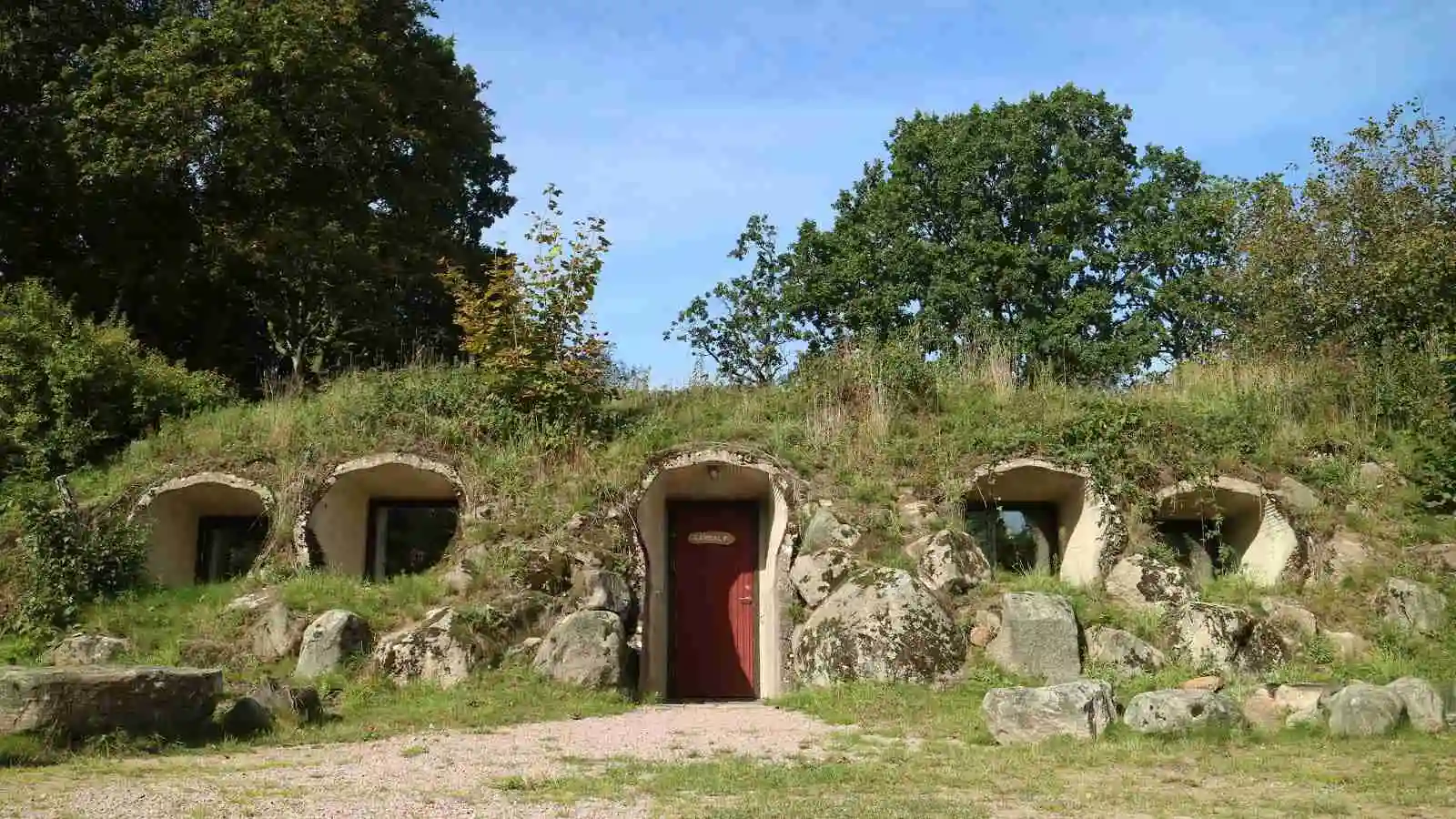 Grottbyns Camping: Unik oas i Skåne med grottboende, härliga vandringsleder och lyxiga faciliteter för hela familjen. Välkommen!