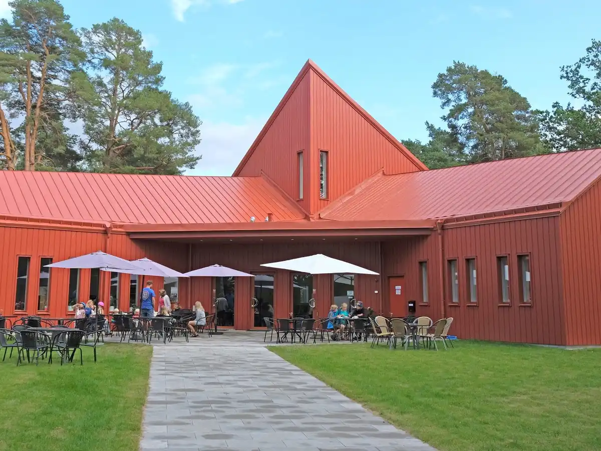 Furulid: En idyllisk camping nära Varamobadens strand. Perfekt för avkoppling, naturupplevelser och minnesvärda stunder.