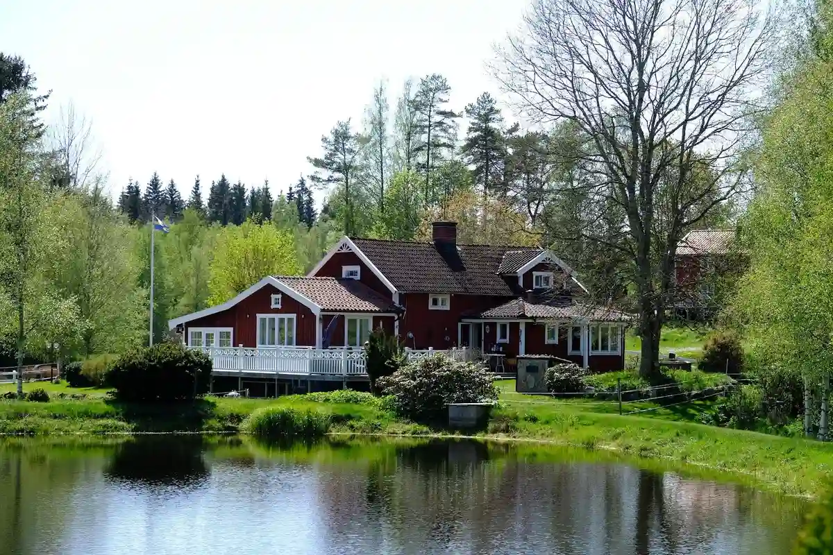 Upptäck Ivarsbygget: en småländsk campingoas vid sjön, perfekt för avkoppling och äventyr med naturens glittrande vyer.