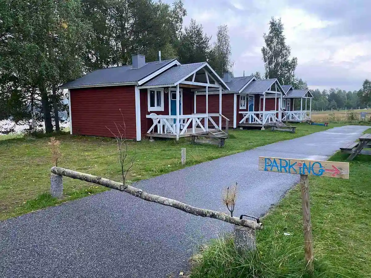 Upplev magiska Trollforsen i Lappland—återhämtning och äventyr bland orörda sjöar, med boenden nära naturen! 🌲✨