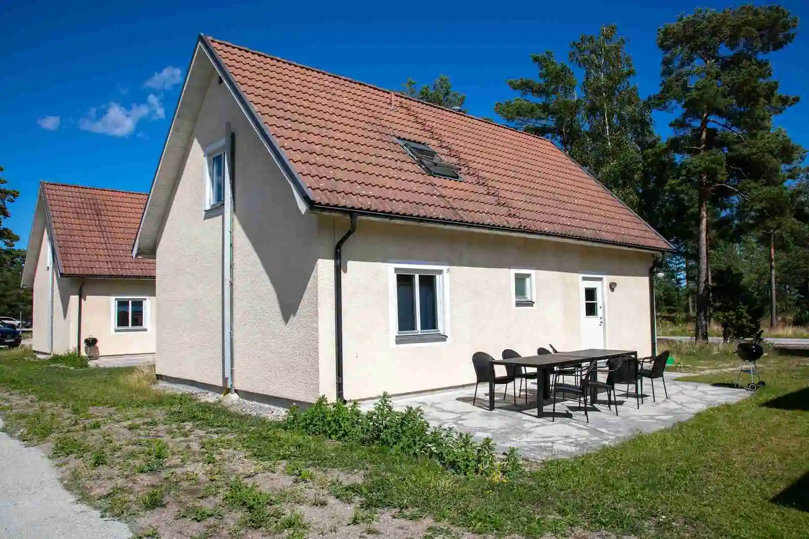 Idyllisk camping på Gotland med sandstrand, stugor, äventyr och kulinariska upplevelser, perfekt för hela familjen!