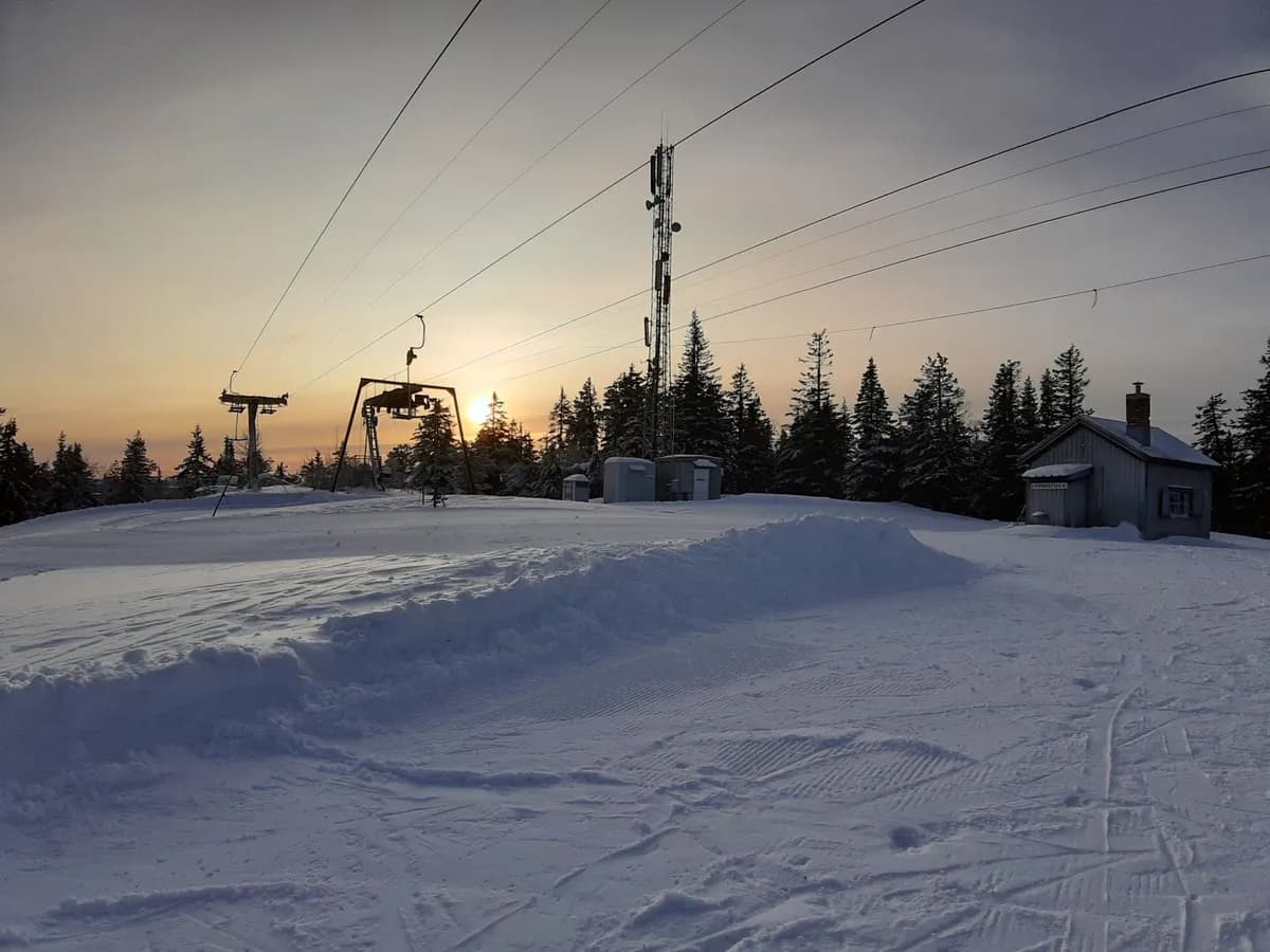 Upptäck Storklinta Skidcenter: Norrlands pärla för äventyr och avkoppling året runt! Perfekt för hela familjen. 🏞️🎿