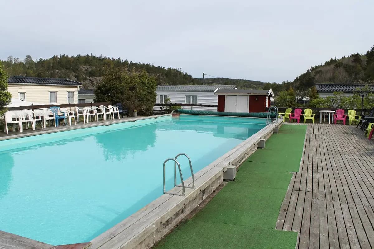Ylserød Camping: En fridfull oas i Bohuslän för både avkoppling och äventyr, bara 7 km från Strömstads pulserande centrum.